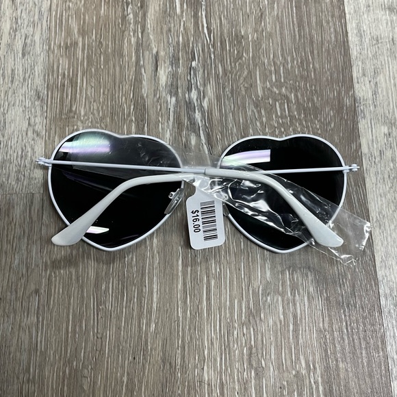 Urban Outfitters metal hearts sunglasses, white. - Picture 3 of 4